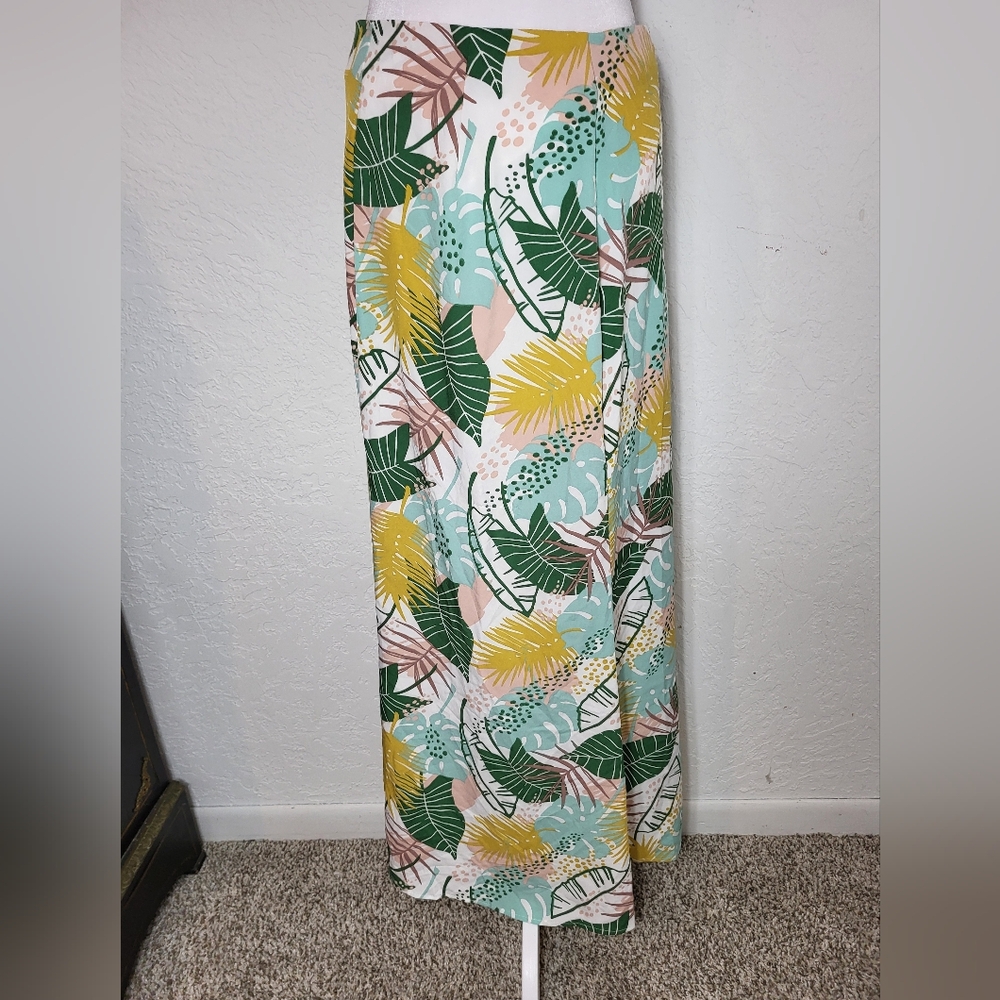 NWT Lulu's White and Green Leaf Print Fabric